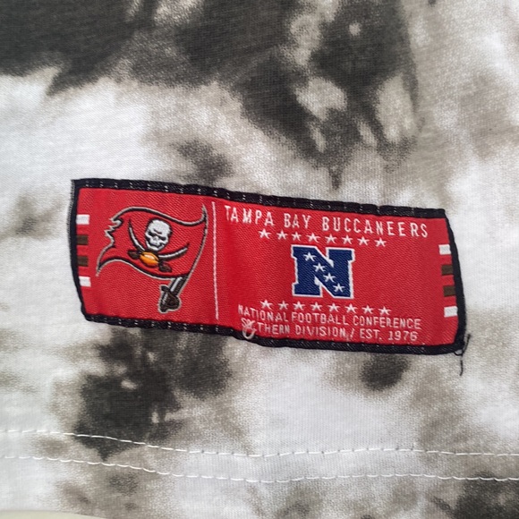 Official NFL Tampa Bay buccaneers youth large shirt. Brand new with tags!! - Picture 4 of 6
